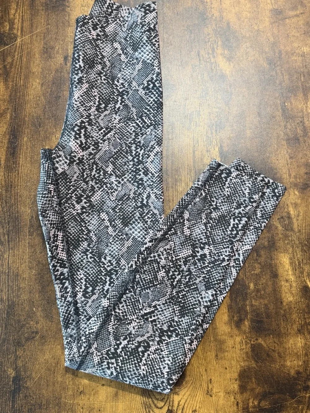 ✨ Lululemon Glow Up SHR Tight 28” Size 4 Snakeskin Print NWT ✨